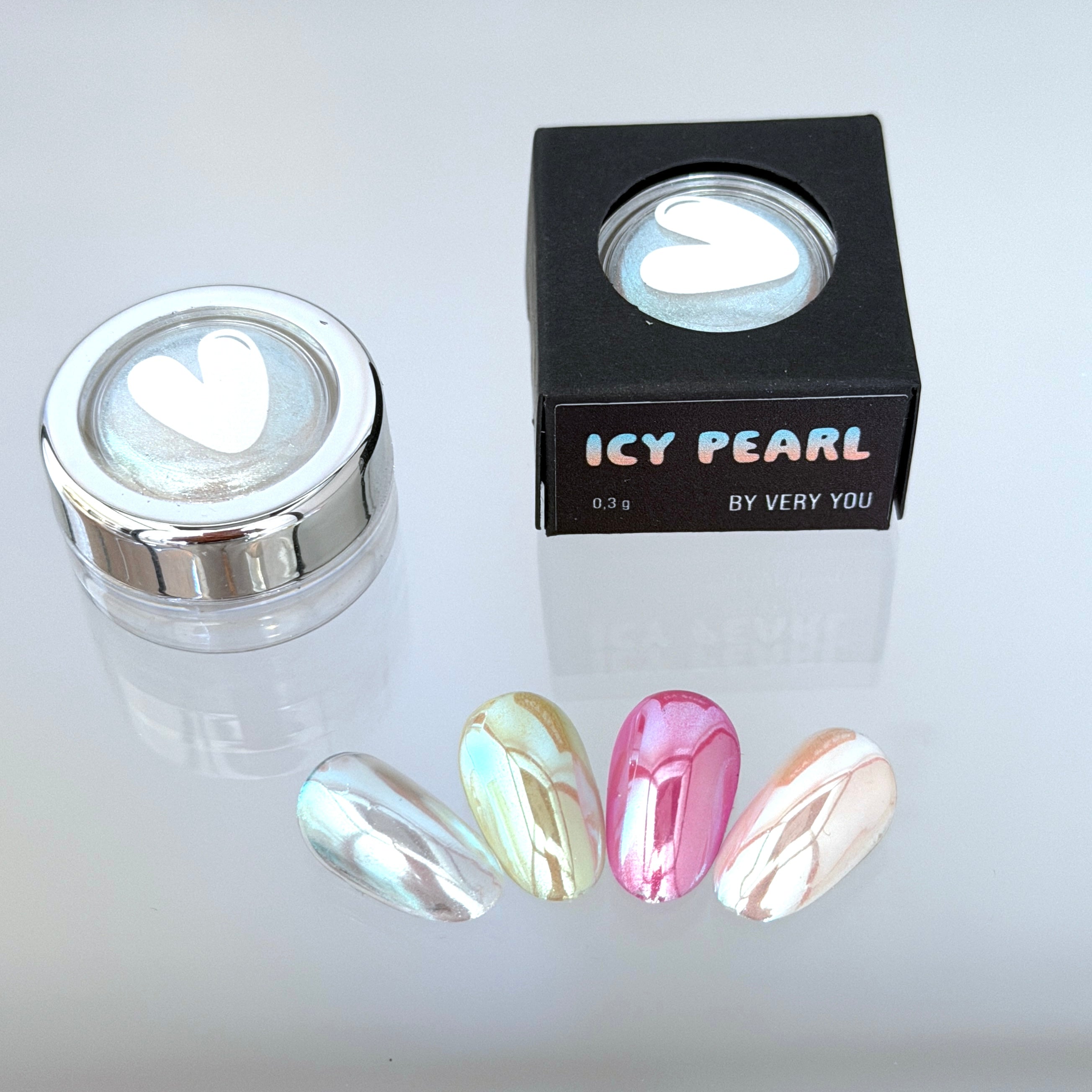 Icy Pearl pyłek perłowy lustrzany veryyou.pl – srebrna poświata z tonami brzoskwiniowymi i niebieskimi na paznokciach